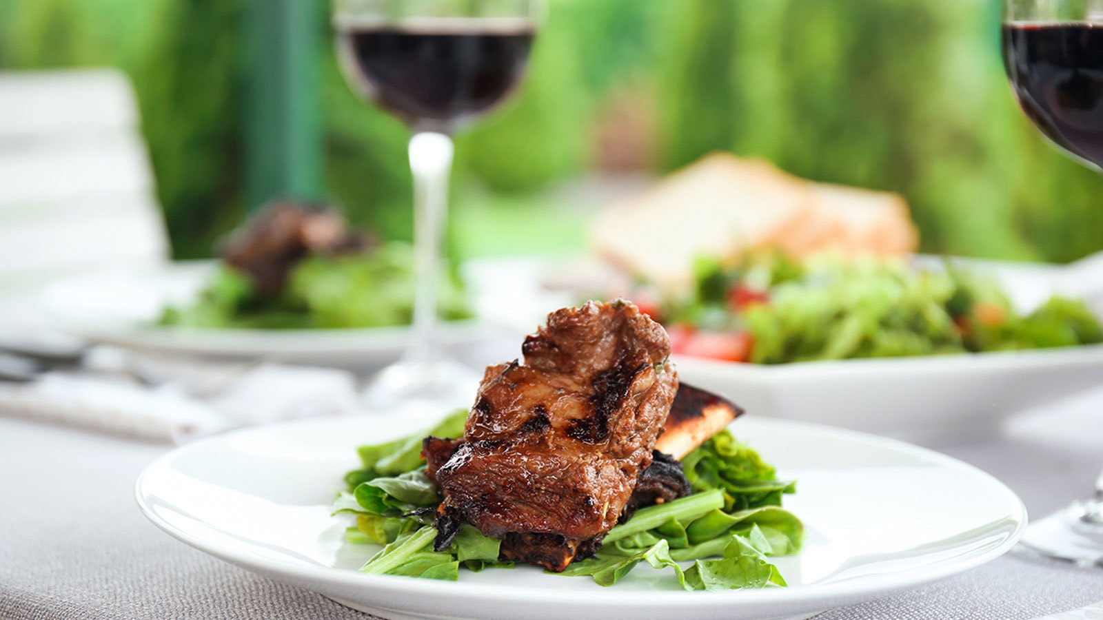 Lækker grillet kotelet serveret med vin 