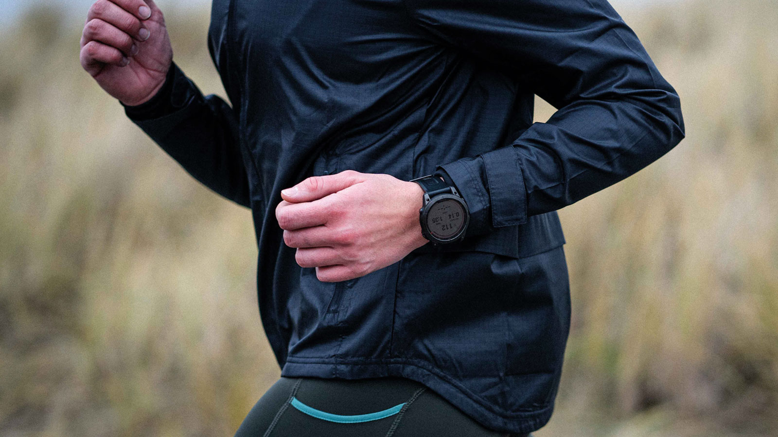 Løber med smartwatch til optimering af løbetræningen
