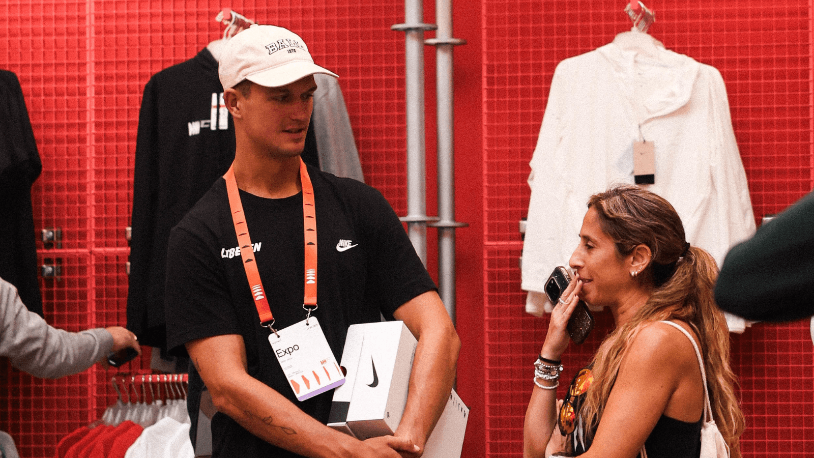 Deltagere på EXPO med løbetøj i baggrunden 