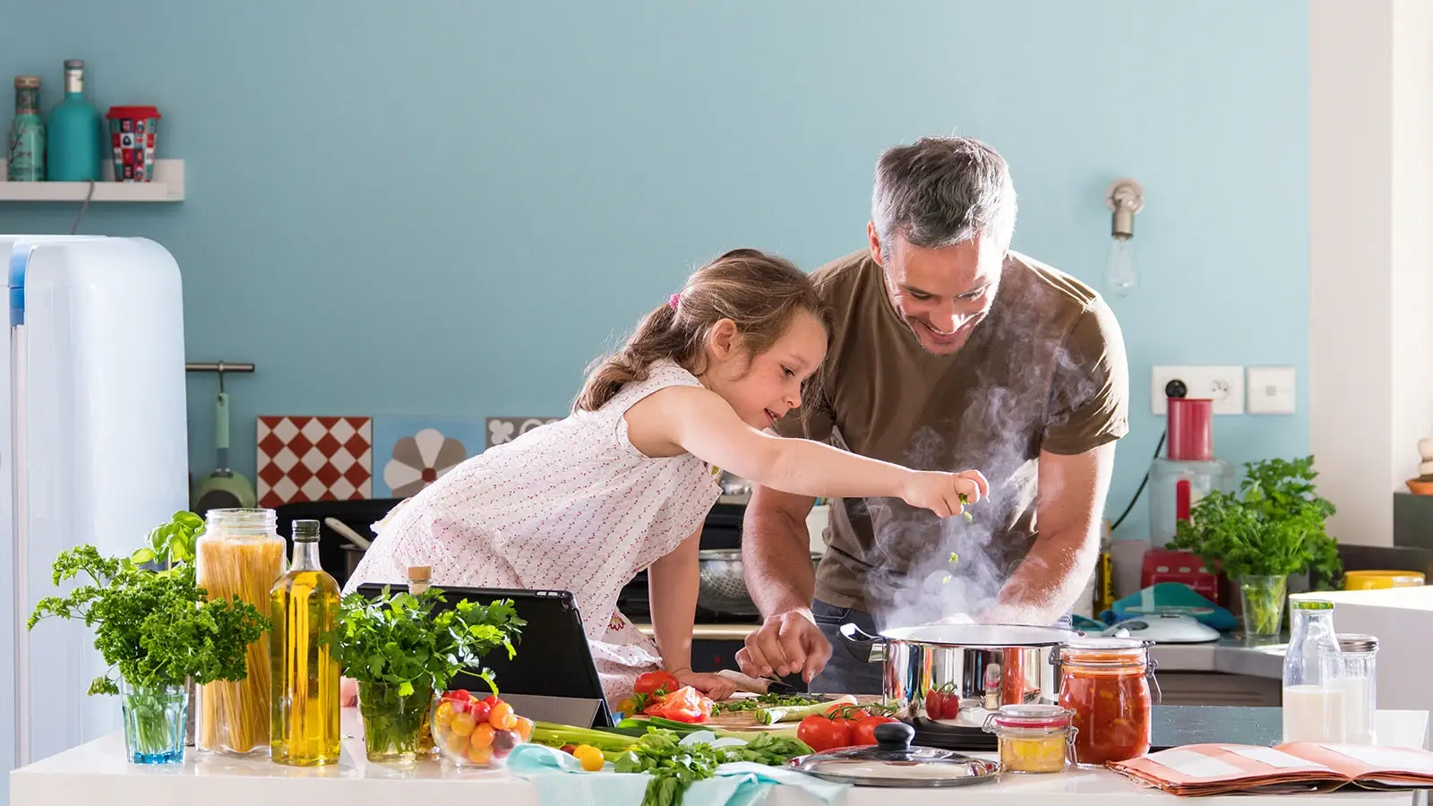 En datter og en far der laver mad sammen